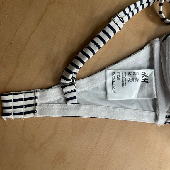 NWOT  H&M Black &  White Stripe Bikini Top. Removable straps.  36D - Picture 2 of 3